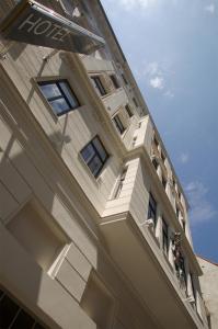 un edificio con un balcón en el lateral. en Hotel Zipser, en Viena