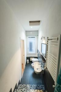 維洛納的住宿－Residenza Cantarane，浴室设有2个卫生间、水槽和窗户。
