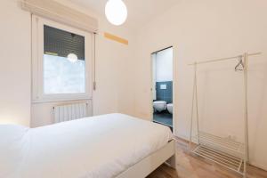維洛納的住宿－Residenza Cantarane，白色的卧室设有床和窗户