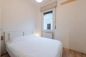 維洛納的住宿－Residenza Cantarane，窗户客房内的一张白色床