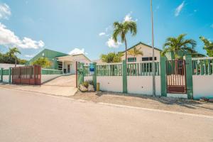 une maison avec un portail sur le côté d'une rue dans l'établissement Kas Kanoa Curacao - Flamingo, à Willemstad