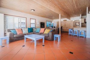 Posezení v ubytování Beachfront property, Victoria Bay, Garden route