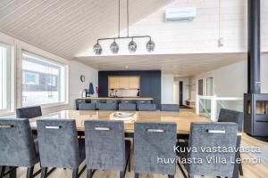 Luksushuvila Villa Helmi في يامسا: غرفة طعام مع طاولة وكراسي