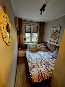 ein kleines Schlafzimmer mit einem Bett in einem Zimmer in der Unterkunft Apartament Boho in Inowrocław