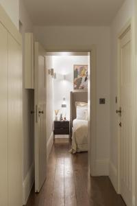 Postel nebo postele na pokoji v ubytování a2bstays Fitzrovia Suite