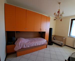 - une chambre avec un lit et des placards en bois dans l'établissement al 4e, à Montopoli in Val dʼArno
