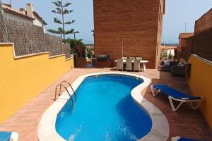 una piscina en medio de un patio en Torre Roda Vistas al Mar, en Roda de Bará