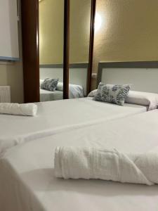 Ένα ή περισσότερα κρεβάτια σε δωμάτιο στο HOSTAL-RESTAURANTE POSADA DEL DUQUE