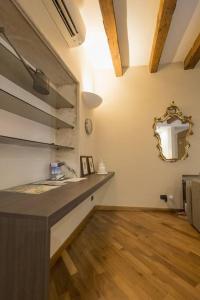 ヴェローナにあるCasa Giustiのバスルーム(洗面台、壁掛け鏡付)