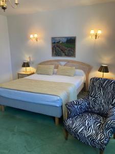 1 dormitorio con 1 cama y 1 silla en Le Grand Paris, en Digne-les-Bains