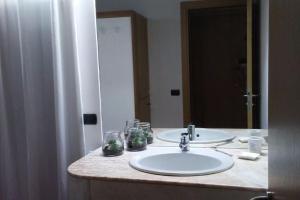 ヴェローナにあるCasa Giustiのバスルーム(洗面台、鏡付)