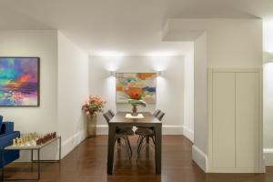 Posezení v ubytování a2bstays Fitzrovia Suite