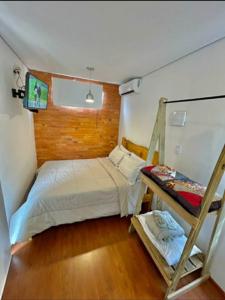 Habitación pequeña con cama y escalera en Pousada Recanto dos Bentos, en Itapeva