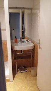 uma casa de banho com um lavatório e um WC em Biarritz St Charles 300 m grande plage 4 nuits minimum em Biarritz