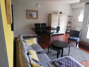 uma sala de estar com um sofá e uma mesa em Biarritz St Charles 300 m grande plage 4 nuits minimum em Biarritz