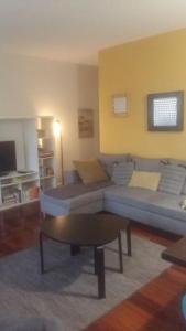 uma sala de estar com um sofá e uma mesa em Biarritz St Charles 300 m grande plage 4 nuits minimum em Biarritz