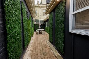 Une allée avec un mur vert à côté d'un bâtiment dans l'établissement Victoria's Lookout, à London