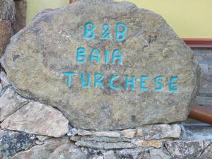 a rock with the words baja triassic on it at B&B Baia Turchese in Porto Ottiolu