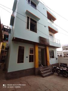 un edificio con una motocicleta estacionada frente a él en Shivraj Inn, en Varanasi