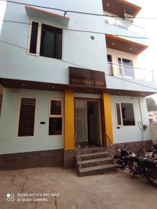 budynek z motocyklem zaparkowanym przed nim w obiekcie Shivraj Inn w mieście Waranasi