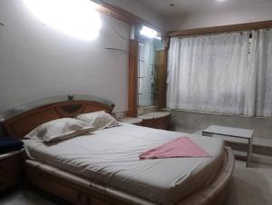 een slaapkamer met een groot bed en een raam bij Luxury Studio with bathtub in Mumbai