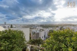 widok na miasto pod pochmurnym niebem w obiekcie Stunning 4BR Villa with Huge Terrace in Kappara by 360 Estates w Gżirze
