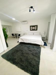 Postel nebo postele na pokoji v ubytování Cabarete Kite Beach Rooms & Condos