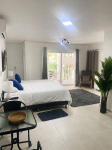 Postel nebo postele na pokoji v ubytování Cabarete Kite Beach Rooms & Condos + 37 fotografií