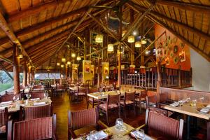 Victoria Falls Safari Suites tesisinde bir restoran veya yemek mekanı