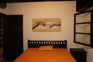 にあるLaya Bavariaのベッドルーム1室(ベッド1台付)が備わります。壁には絵画が飾られています。