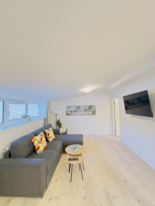 - un salon avec un canapé et une table dans l'établissement aday - Holiday Apartment in the heart of Frederikshavn, à Frederikshavn