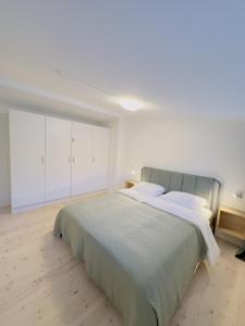 En eller flere senger på et rom på aday - Holiday Apartment in the heart of Frederikshavn