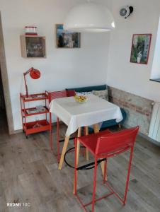 uma mesa e quatro cadeiras num quarto em Il Giardino di Marzo Guest House em Monti di Licciana Nardi
