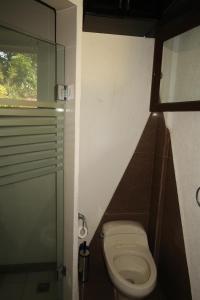 にあるLaya Bavariaの小さなバスルーム(トイレ、ガラス張りのシャワー付)