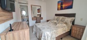 1 dormitorio con 1 cama y TV de pantalla plana en Cobertura Praia dos Ingleses, en Florianópolis