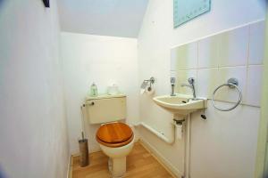 a bathroom with a toilet and a sink at Two Bed House near Kings Cross in London