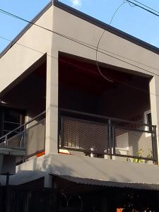 een wit gebouw met een balkon erboven bij La Familia in Posadas