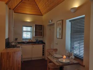 - une cuisine avec une table en bois et un comptoir dans l'établissement Smugglers Lodge at Ventnor Botanic Garden, à Ventnor