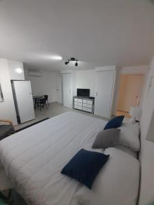 Postel nebo postele na pokoji v ubytování Cabarete Kite Beach Rooms & Condos