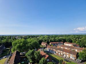 una vista aerea di una tenuta residenziale di 1-Bedroom Flat Close to Manchester Airport a Handforth