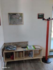 escritorio en una habitación con lámpara de pie roja en Il Giardino di Marzo Guest House, en Monti di Licciana Nardi
