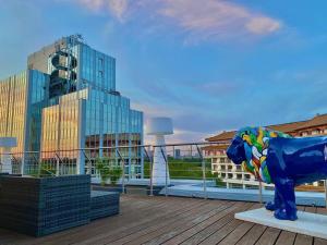 a blue cow statue sitting on top of a deck at Paragon Apartments in Frankfurt/Main