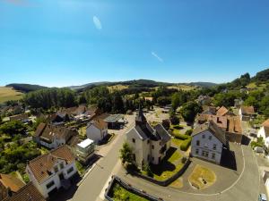 eine Luftansicht einer kleinen Stadt mit einem Schloss in der Unterkunft Business Apartment in Glanbrücken