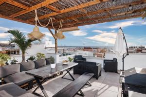 d'une terrasse sur le toit avec une table et des chaises. dans l'établissement Casa Blanca Tenerife, à Playa de San Juan