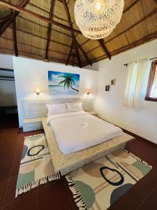 Giường trong phòng chung tại Mangal Beach Lodge