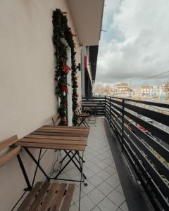 uma varanda de um edifício com bancos e flores em B&B Mirò Luxury aeroporto capodichino Napoli em Nápoles