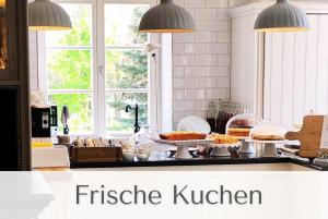 een keuken met een buffet met eten op een aanrecht bij Gutshaus Volzrade Boutique Hotel in Lübtheen