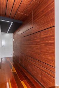 a room with wood paneling on the wall at Serra Loft Premium in Teresópolis