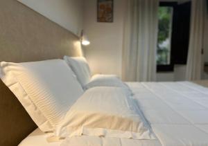 カリアリにあるSardinia Domusの白いベッド(上に白いシーツ付)
