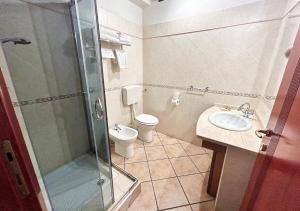 y baño con ducha, aseo y lavamanos. en Sardinia Domus, en Cagliari